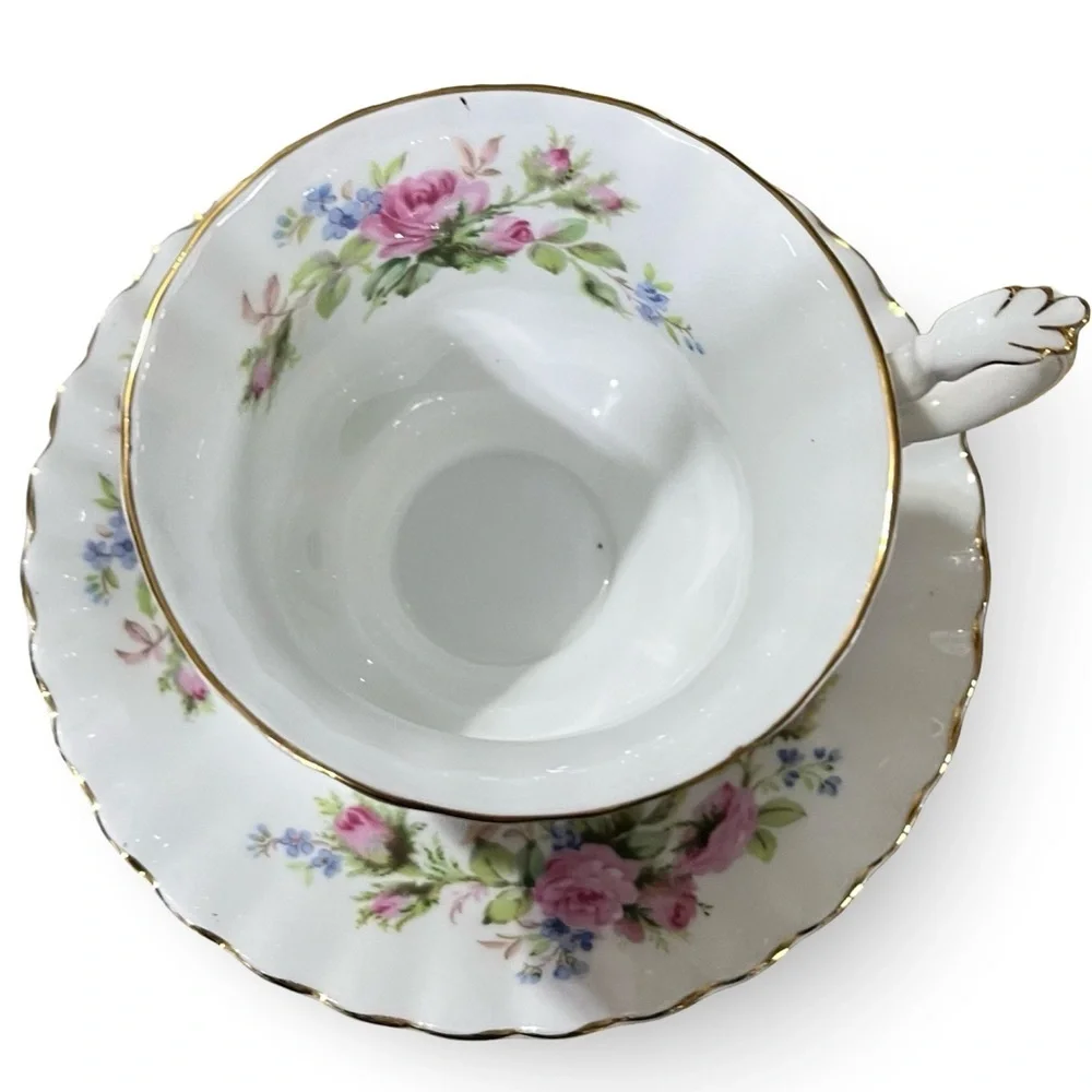 Royal Albert Made in England “Moss Rose” Teacup Floral Accents 22K Gold Trim